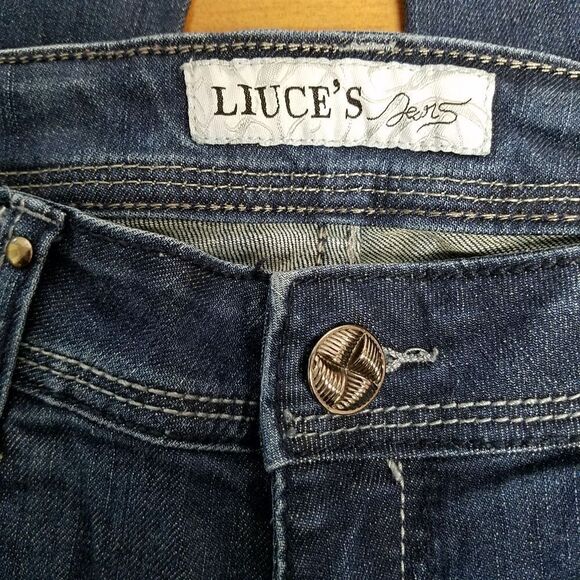 Liuce's size 7 blue jeans. Has whiskers  on front and back under knee. Embellish - Picture 3 of 9